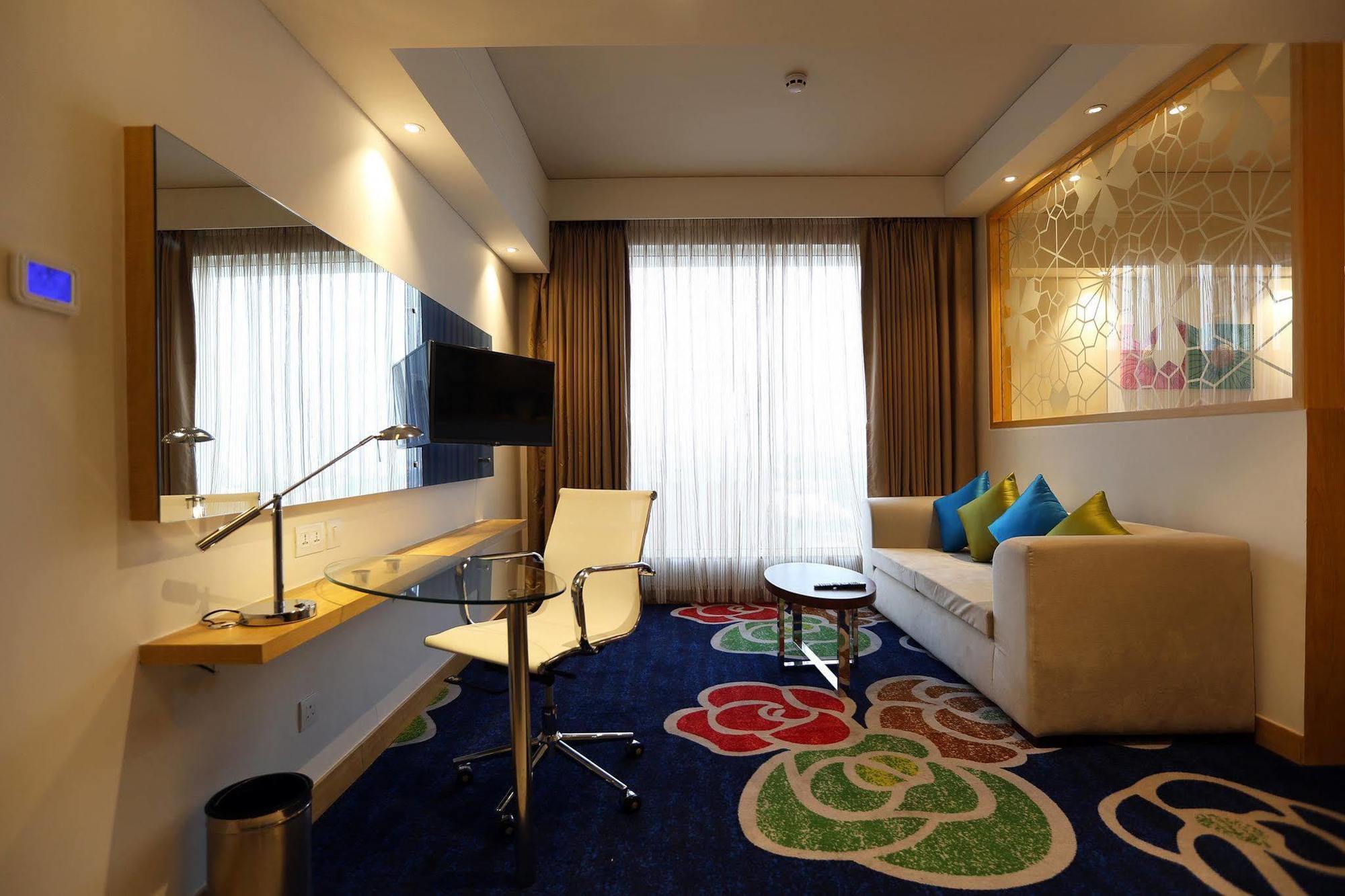 Holiday Inn Express Chennai Old Mahabalipuram Road Exterior foto